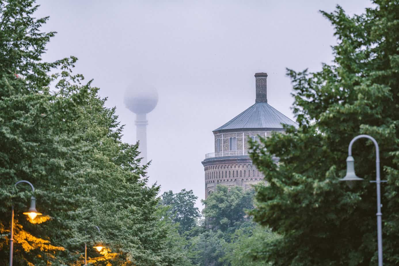 Foto vom Wasserturm in Prenzlauer Berg im Nebel mit Bäumen im Vordergrund