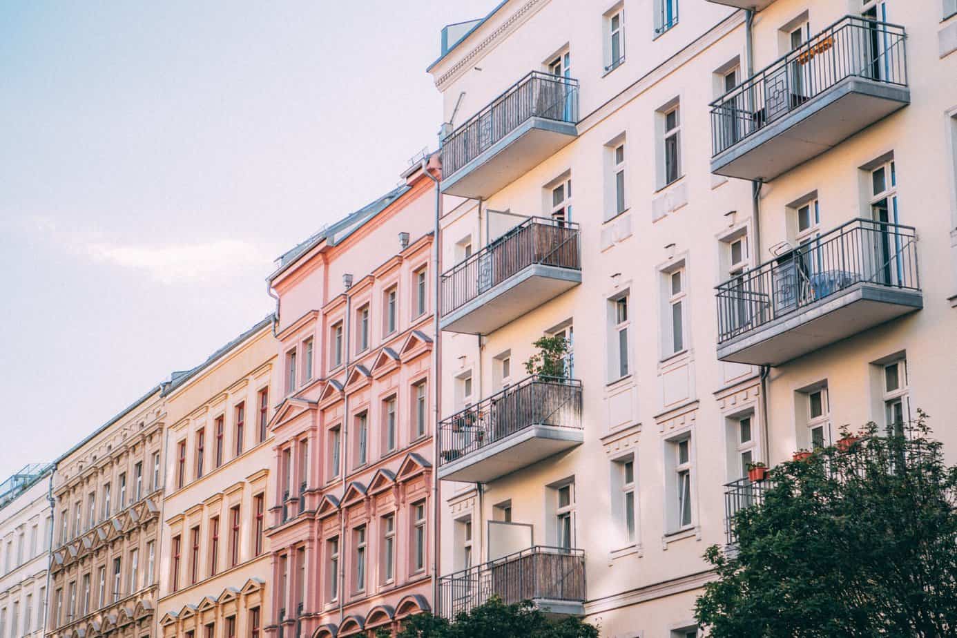 Eine Häuserzeile in Prenzlauer Berg