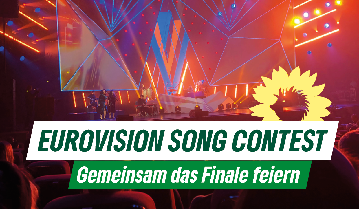Grafik mit einer in rotes Licht getauchten Bühne im Hintergrund, darüber der Text Eurovision Song Contest. Gemeinsam das Finale feiern und das Logo der Grünen