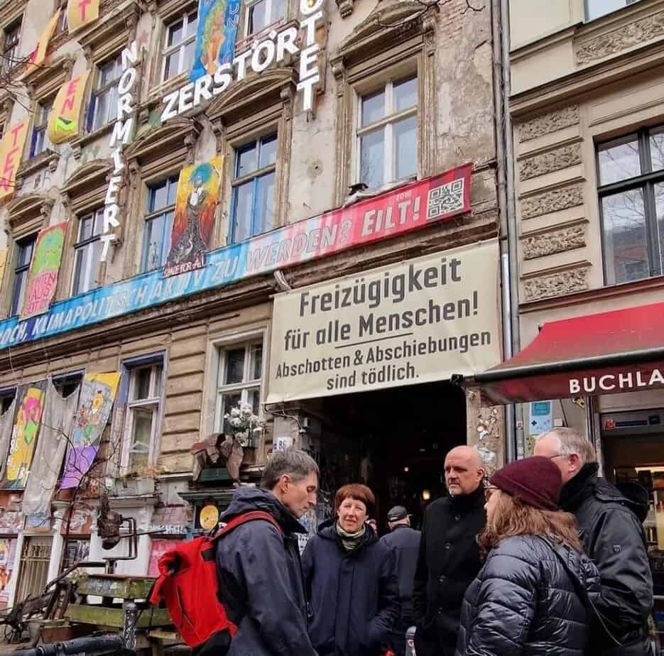 Daniela Billig in einer Gruppe vor dem "Tuntenhaus"