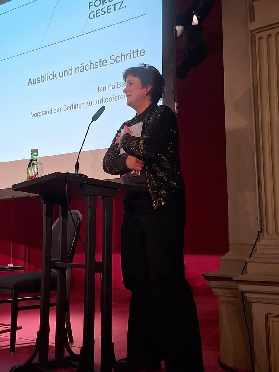 Janina Benduski steht auf dem Podium der Veranstaltung zur Veröffentlichung der Ergebnisse.