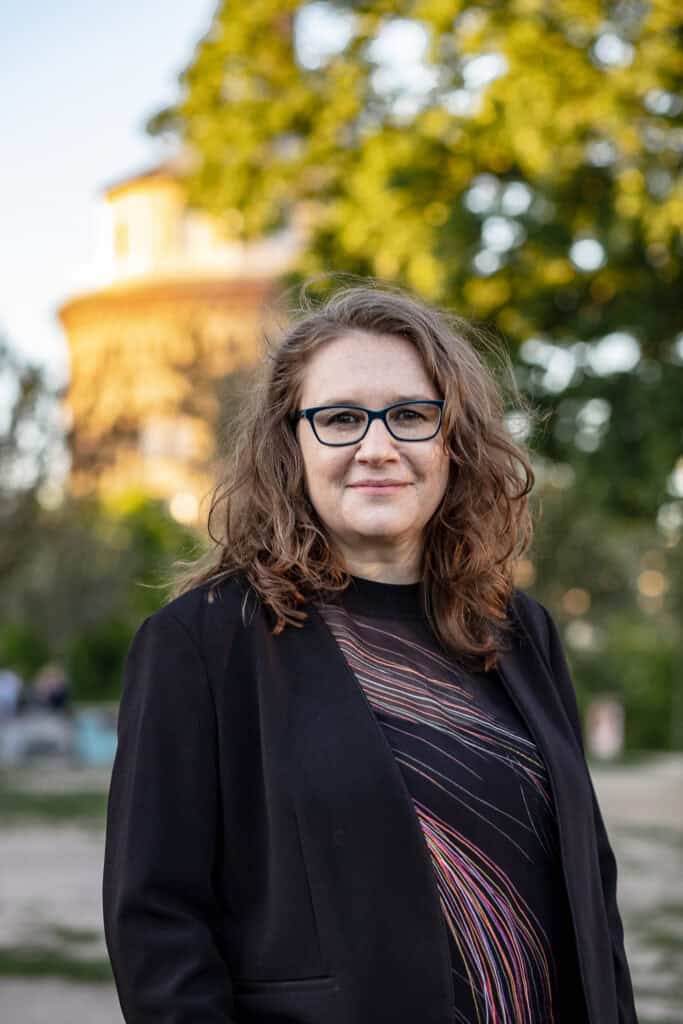 Portrait von Daniela Billig vor dem Wasserturm Prenzlauer Berg.